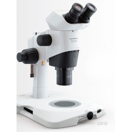 میکروسکوپ استریو زوم دوچشمی مدل SZX10 از شرکت Evident Olympus، با نسبت زوم ۱۰:۱، بزرگنمایی ۶.۳ تا ۶۳ برابر، فاصله کاری ۸۱ میلی‌م
